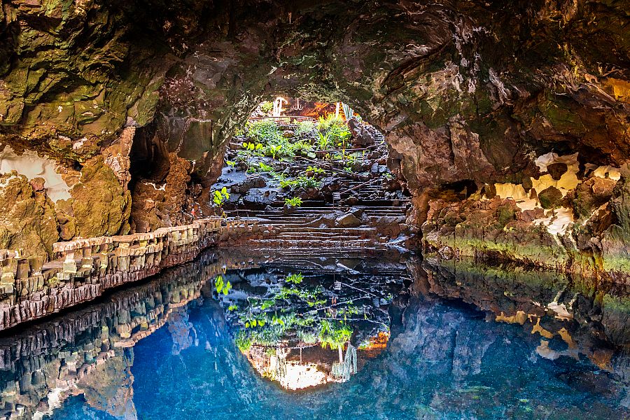 Cueva volcánica en Jameos del Agua debido a la erupción de La Corona