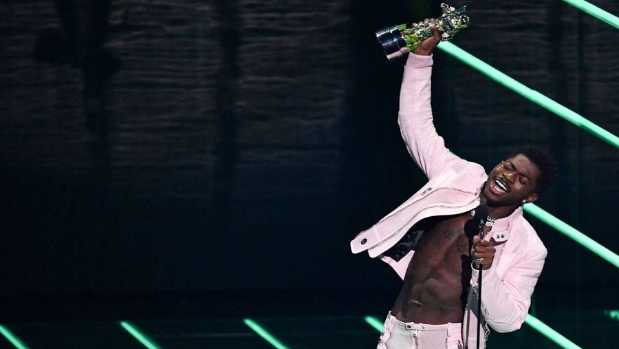 El rapero estadounidense Lil Nas X recoge el premio al Video del año por 