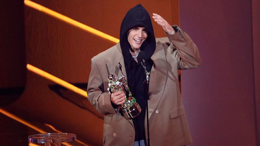 Justin Bieber, que contaba con siete nominaciones, se fue solo con dos galardones