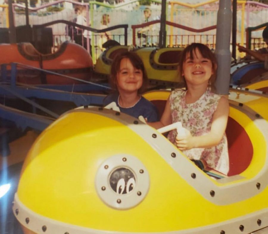 Kathryn Prescott junto a su hermana Megan