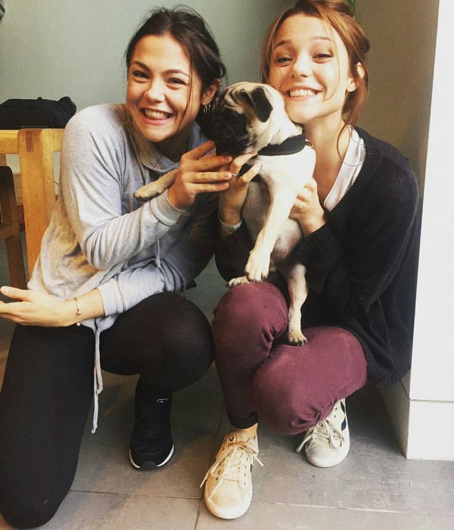 Kathryn Prescott junto a su hermana Megan