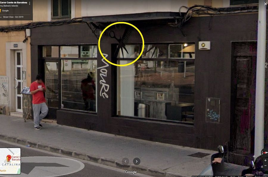 Imagen de Google Maps de la peluquería Moure con el detalle del cartel que sobresale