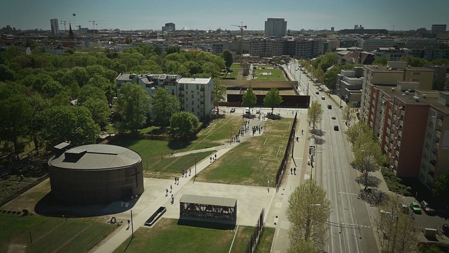 Actualmente en la calle Bernauer de Berlín se muestra el trazado del Muro y el Memorial por las víctimas