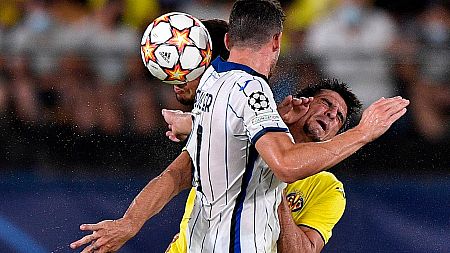 Gerard Moreno (derecha) choca con un jugador durante el Villarreal-Atalanta