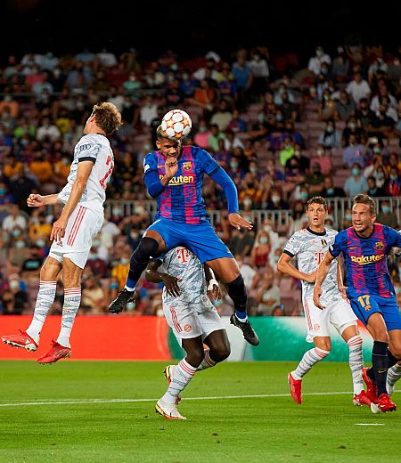 Araújo remata un balón