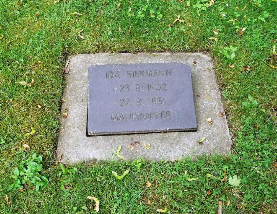 Una stolperstein o piedra para tropezar, en realidad 'recordar', dedicada a Ida Siekmann, en lugar donde cayó al lanzarse desde su ventana