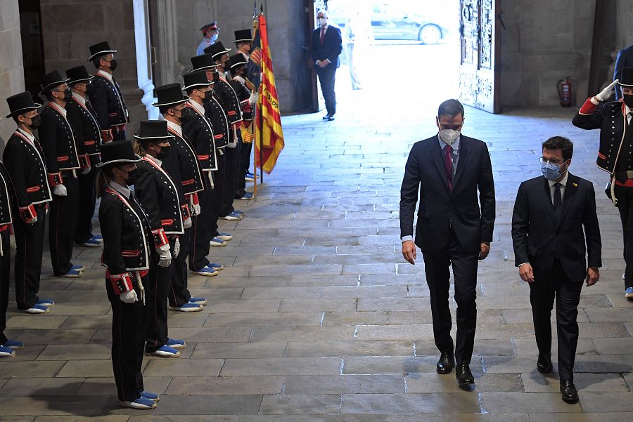 Sánchez y Aragonès pasan revista a la formación de gala de la policía autonómica