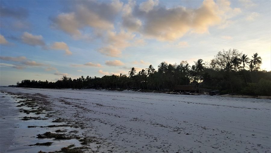 La playa de Diani al atardecer