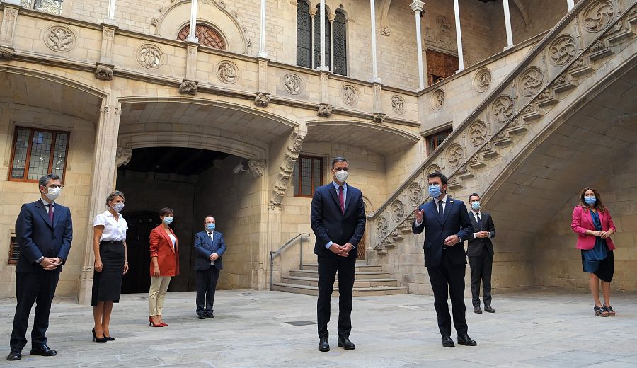 Sánchez y Aragonès, con las delegaciones del Gobierno y la Generalitat en la mesa de diálogo