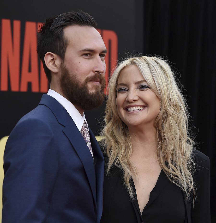 Kate Hudson y Danny Fujikawa en una premiere de 2017 sonríen a cámara