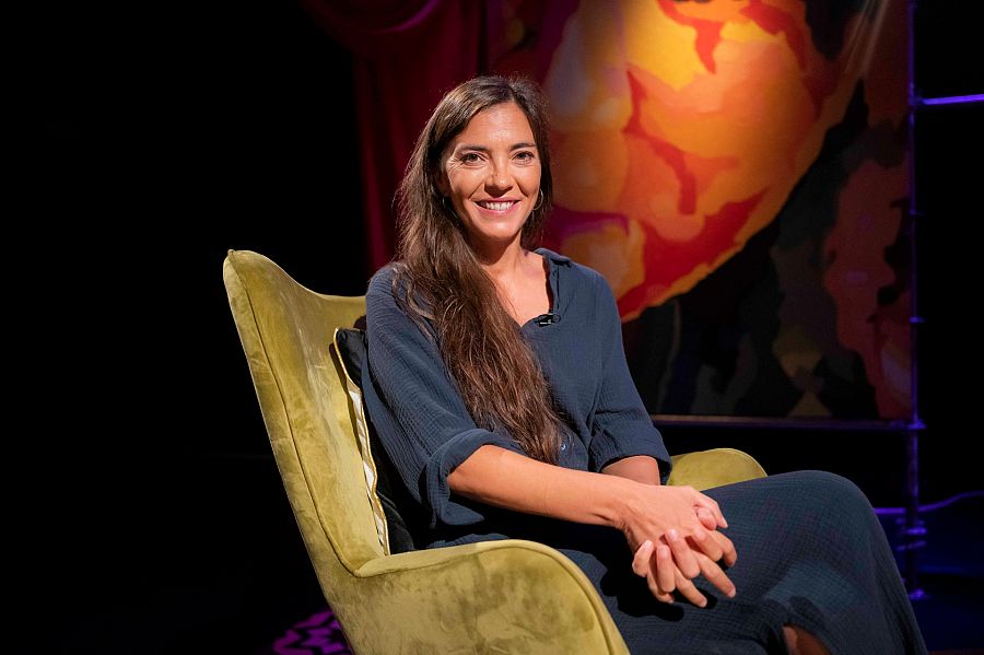 Núria Prims aasseguda en una butaca al plató de 'Punts de vista'