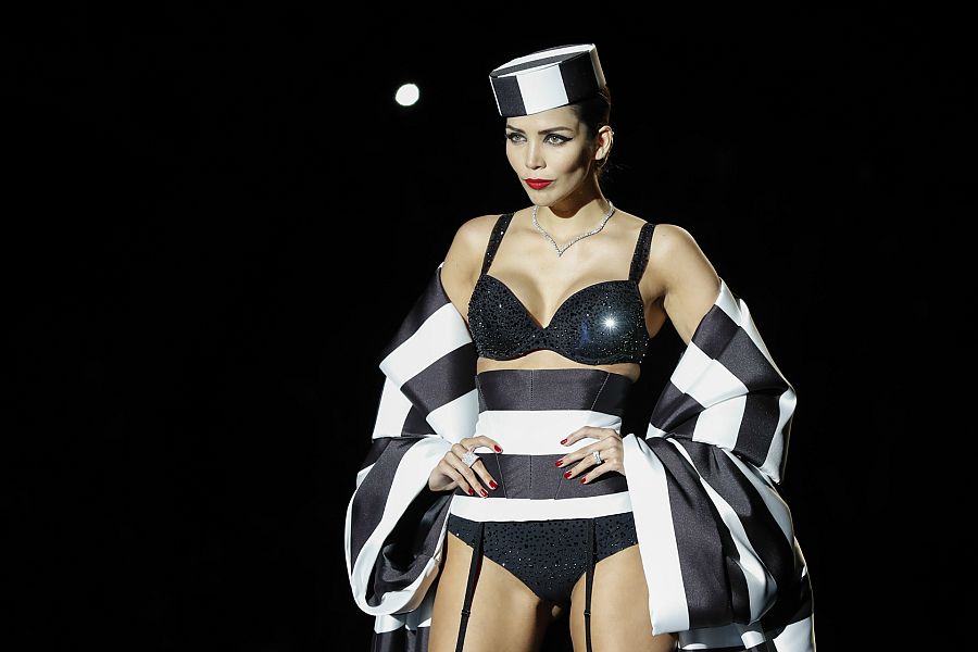 Rosanna Zanetti desfilando para Andrés Sardá