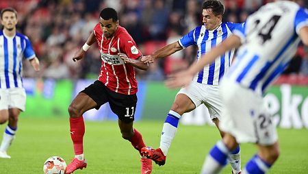 El jugador del PSV Gakpo (izq) conduce el balón ante Zubimendi