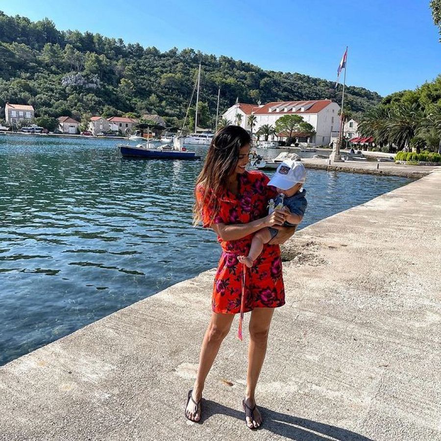 Sara Sálamo con su hijo en brazos