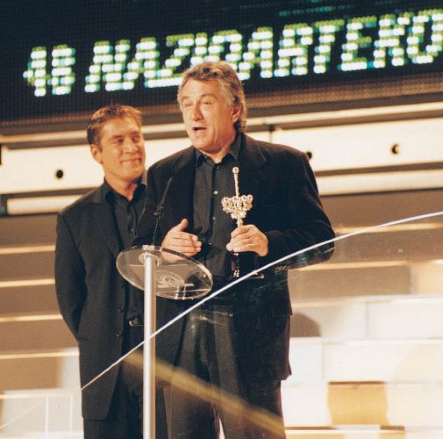 Javier Bardem entrega el Premio Donostia a Robert De Niro, 2000