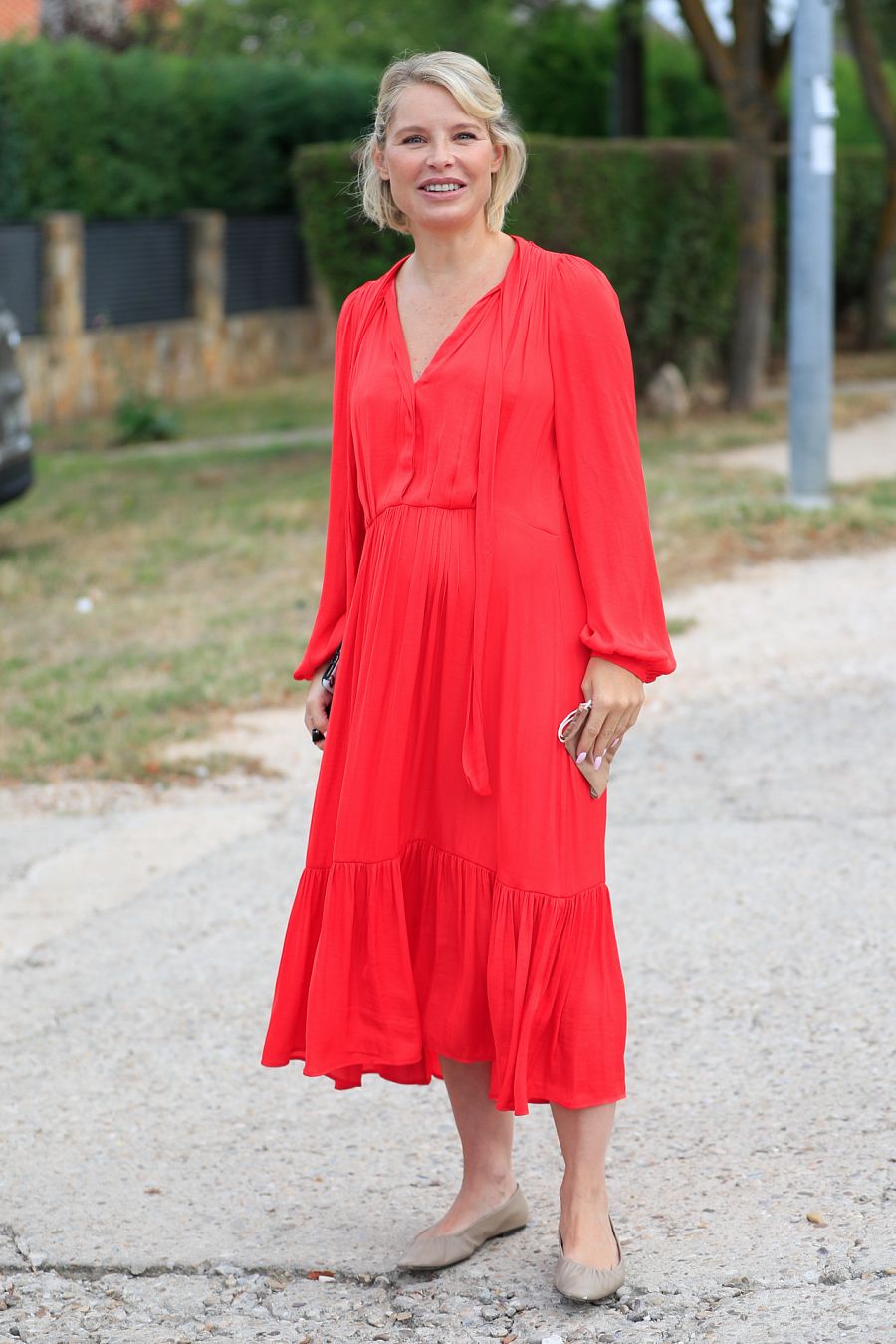 La cantante Soraya Arnelas con un vestido camisero largo rojo