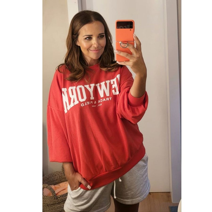 Paula Echevarría con una sudadera roja