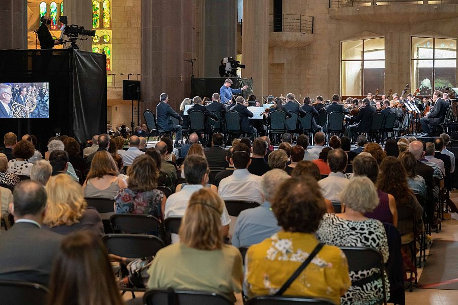Públic observant el concert  a la Sagrada Família