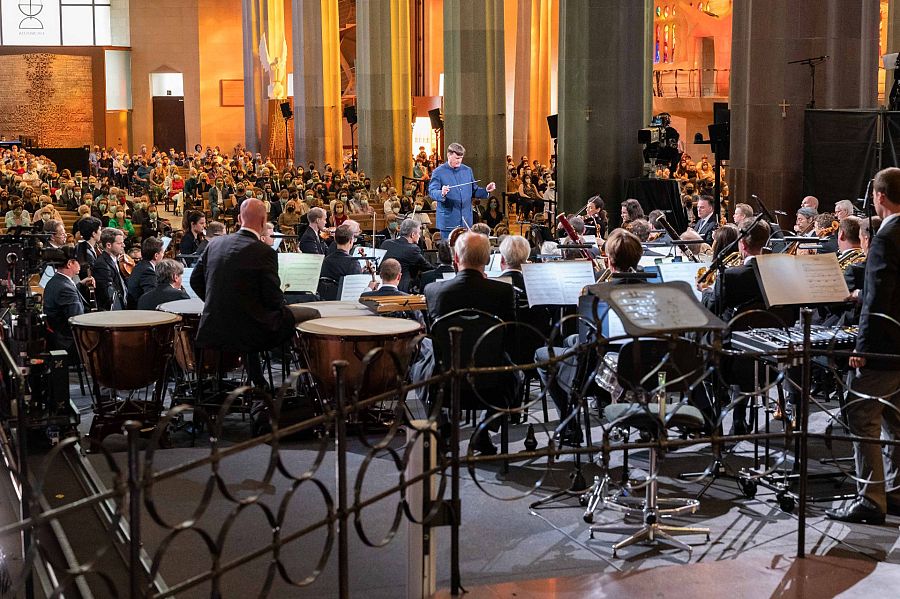 Foto feta des de dins de l'orquestra amb el mestre Christian Thielemann i el públic al fons