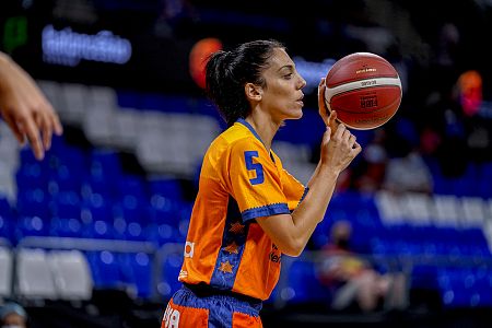 Cristina Ouviña calienta antes de la final de la Supercopa