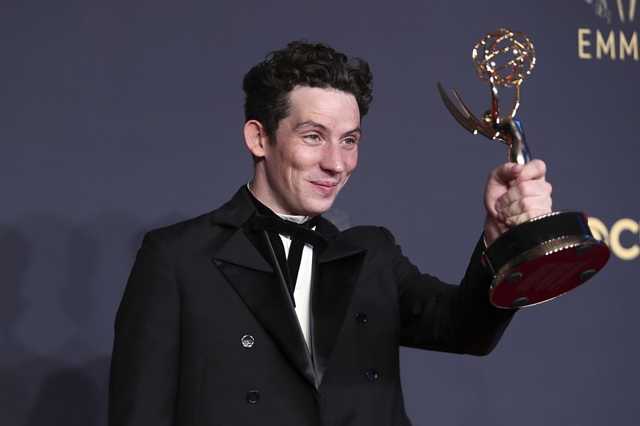 Josh O'Connor con su Emmy a mejor actor de serie dramática