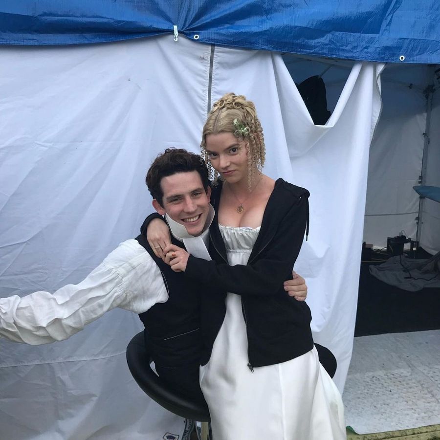 Josh O'Connor y Anya Taylor-Joy en el rodaje de 'Emma'