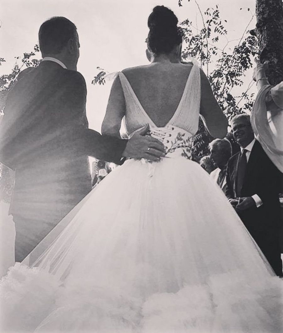 Cristina Rodríguez y Raúl García de espaldas durante su boda en una foto en blanco y negro