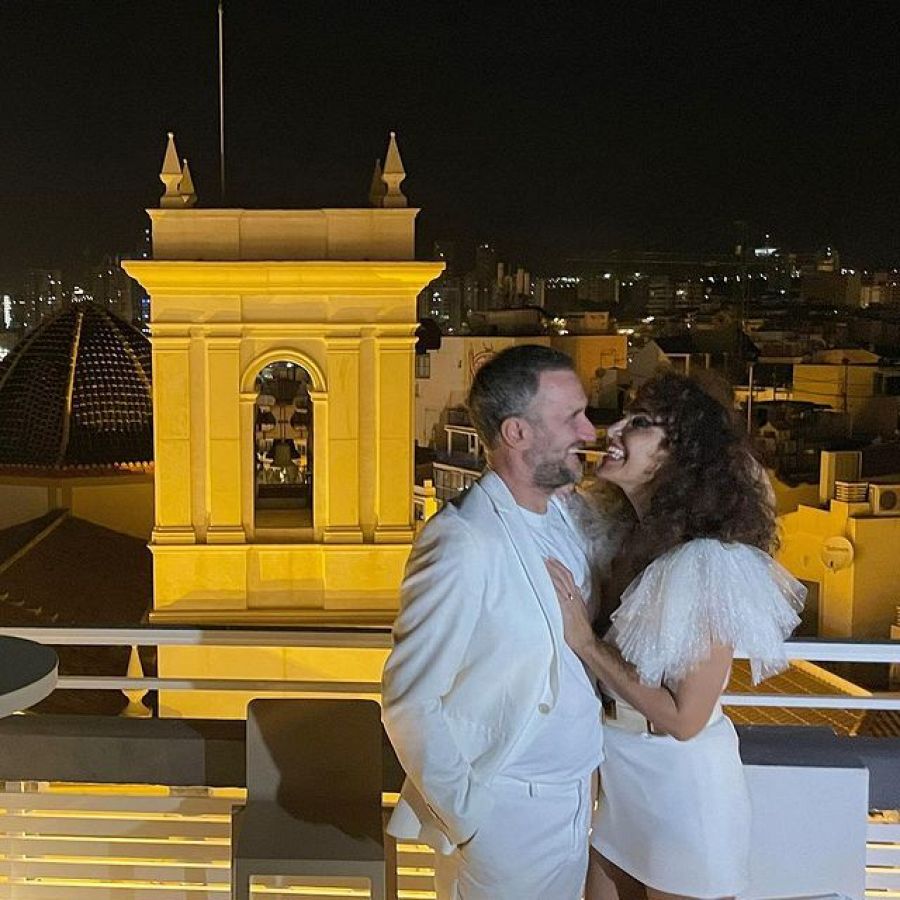 Cristina Rodríguez y Raúl García se besan en una terraza de la ciudad natal de la diseñadora, Benidorm