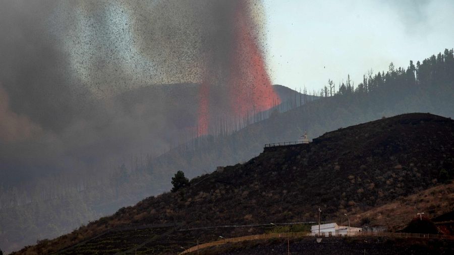 A Cumbre Vieja esclata una columna de fum i cendra vista des de Los Llanos de Aridane a l'illa de La Palma