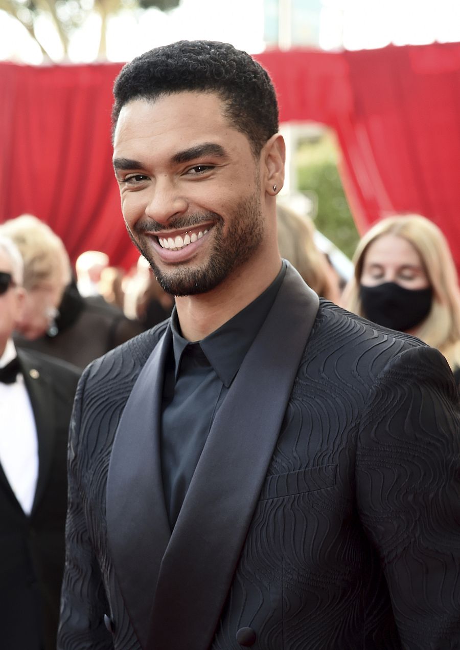Regé-Jean Page en la alfombra roja de los premios Emmy