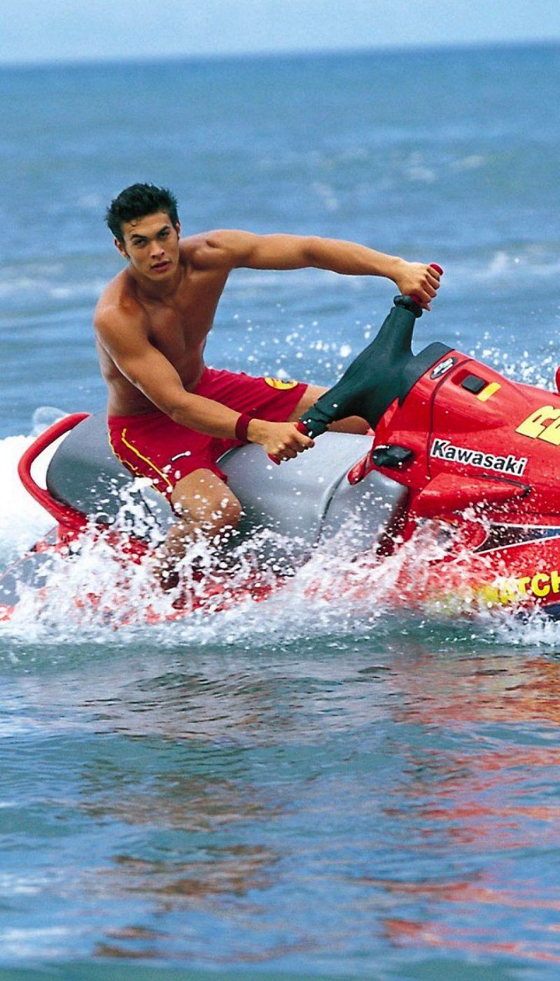 Jason Momoa montando en una moto de agua en 'Los vigilantes de la playa'