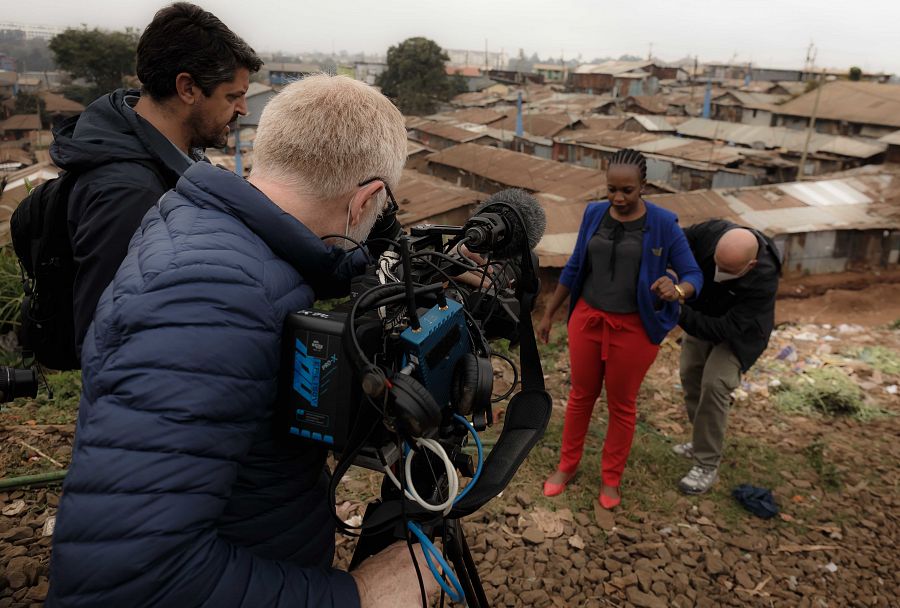 El equipo de 'En Portada' grabando en Kenia