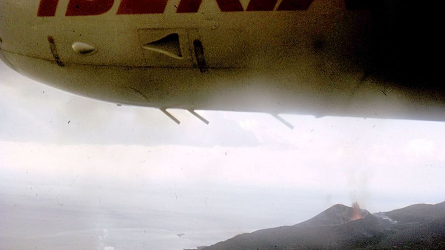 La erupción del volcán Teneguía, en 1971, en una imagen tomada por Ovidio Cordero desde el avión en el que viajaba a la isla