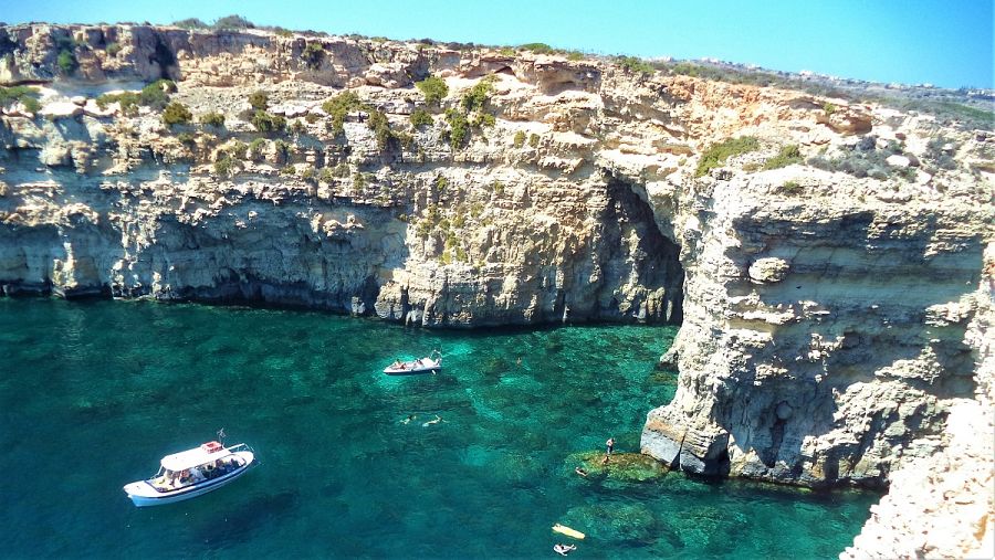 Acantilados desde la isla de Cominotto