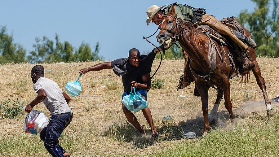 Un agente de la Patrulla Fronteriza de los Estados Unidos a caballo intenta evitar que un migrante haitiano ingrese a un campamento a orillas del Río Grande cerca del Puente Internacional Acuña del Río en Del Río, Texas, el 19 de septiembre de 2021.