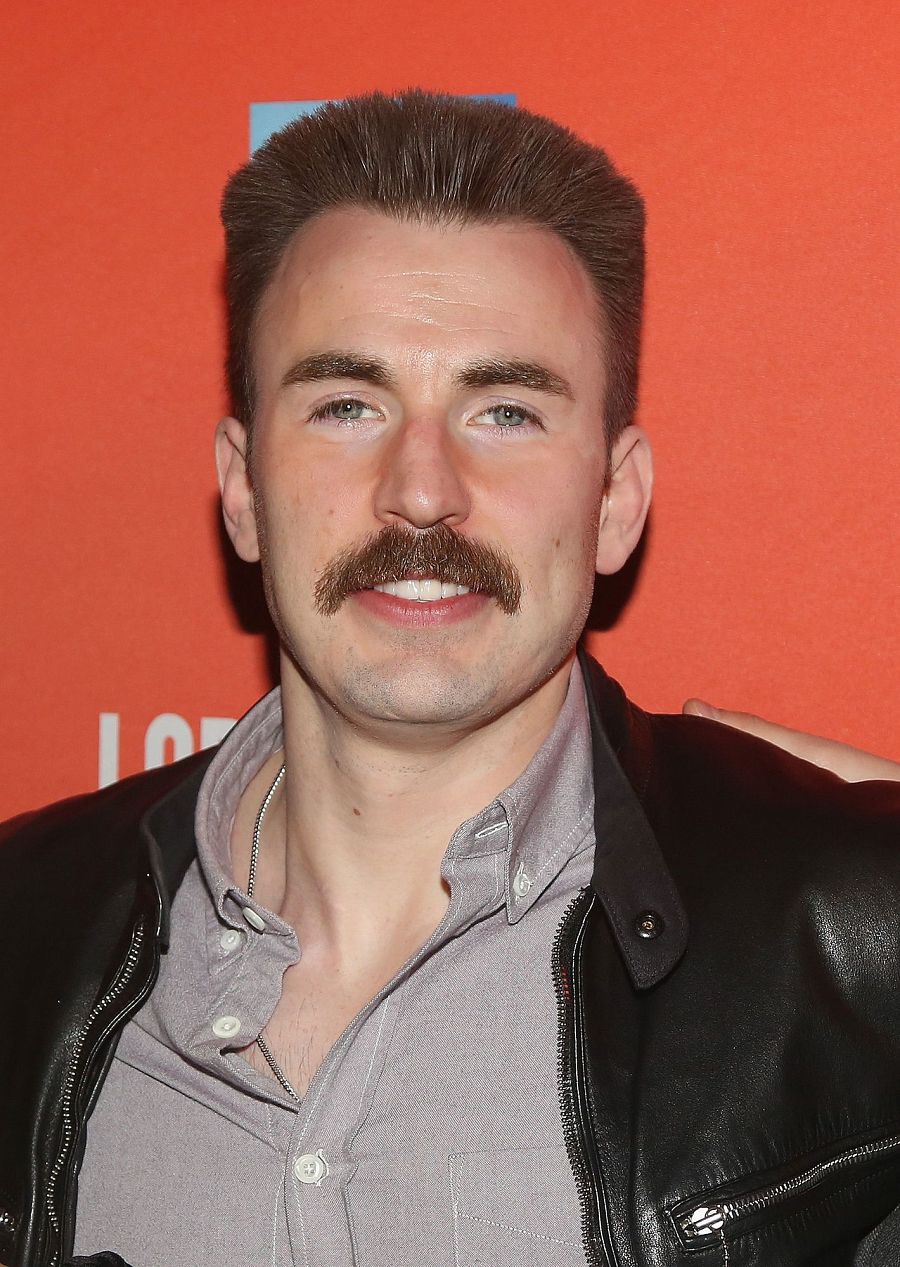 El actor Chris Evans, irreconocible con bigote