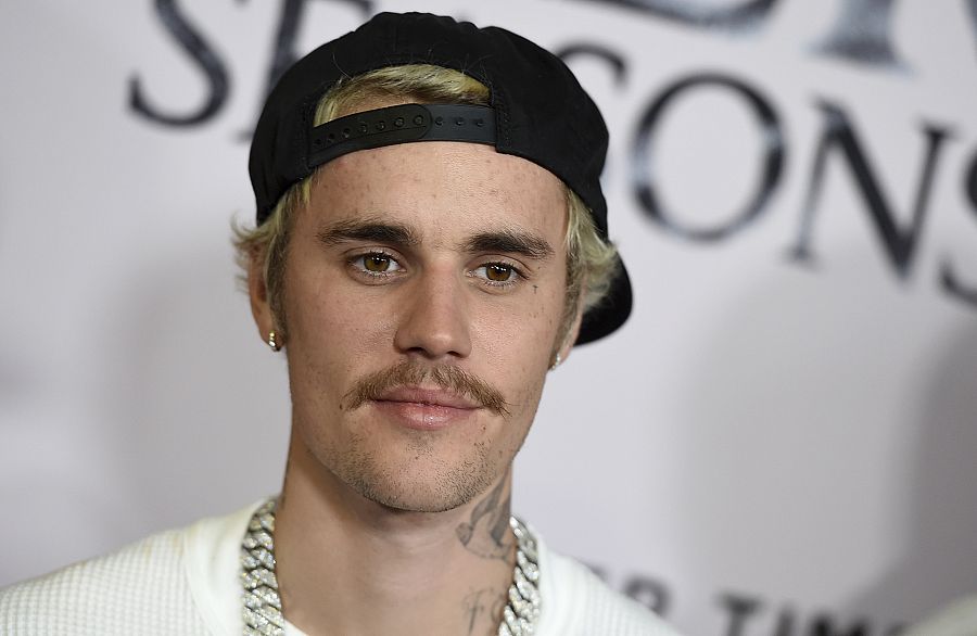 El cantante Justin Bieber con bigote