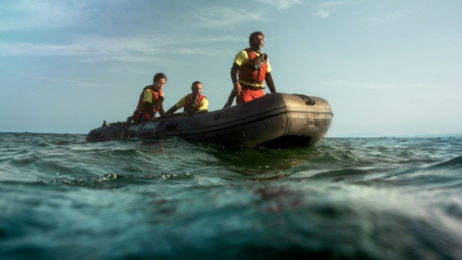 Barco que rescata a inmigrantes, fragmento de la peli 'Mediterráneo'