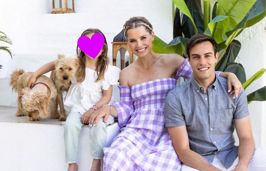 Soraya Arnelas posando junto a su familia