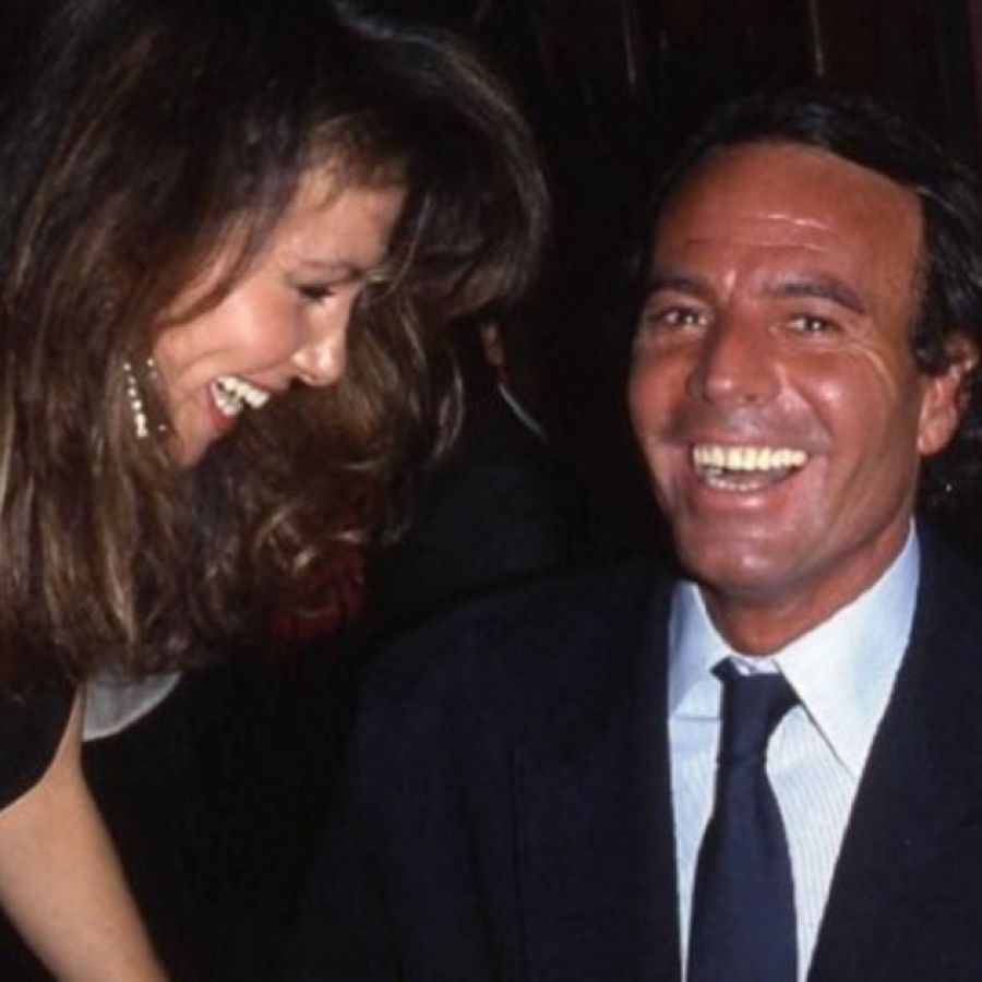 Ana Obregón y Julio Iglesias, riéndose con complicidad