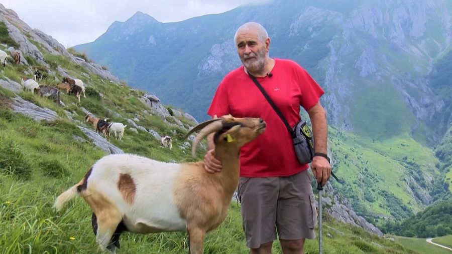 Nicolás, pastor jubilado, sigue visitando a la cabras de la Peña Maín.