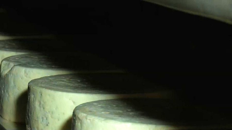 Queso de Cabrales reposando en una cueva a 1.500 metros de altura.