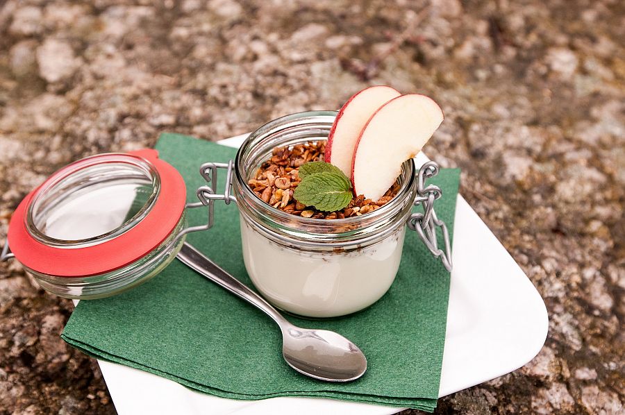 Un tarrito de yogur con fruta y frutos secos