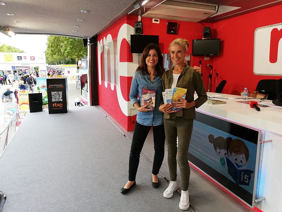 Cristina Hermoso de Mendoza entrevista a María Menéndez-Ponte en el estudio móvil de RNE desde la Feria del Libro de Madrid