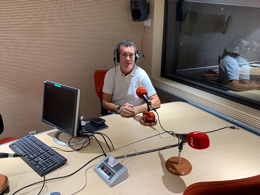 El investigador del CSIC, Ángel González en los estudios de RNE