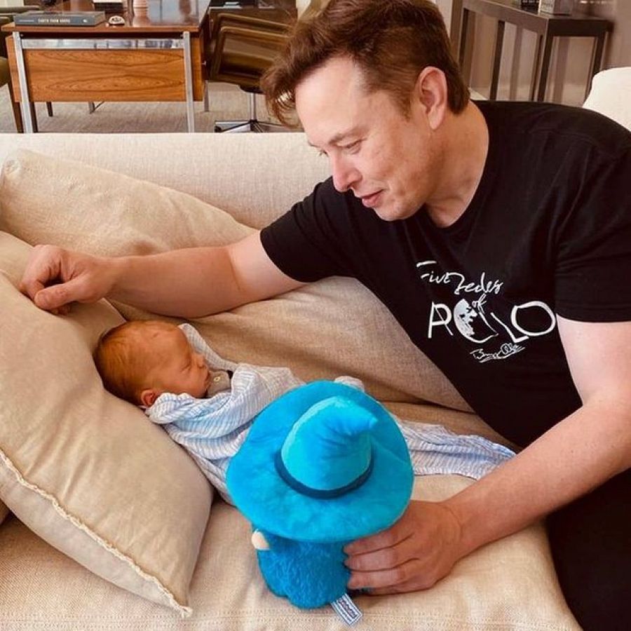 Elon Musk junto a su quinto hijo de un año de edad, X Æ A-XII