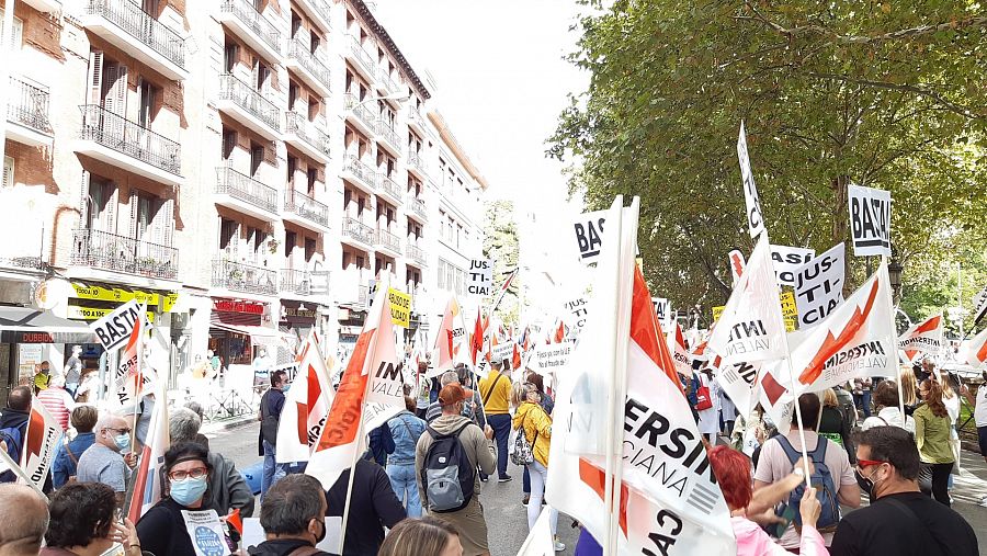 Cientos de interinos se manifiestan frente a la sede del Ministerio de Función Pública en Madrid.