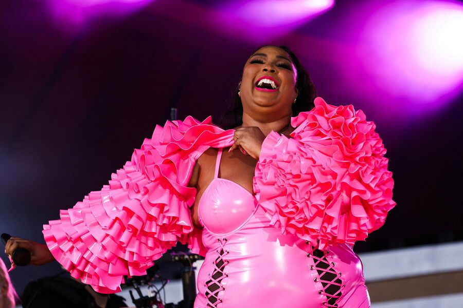 La cantante Lizzo con un vestido fucsia