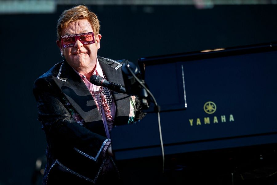 Elton John al piano desde París