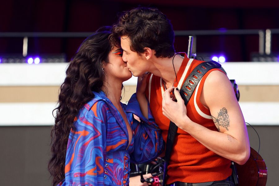 El beso de Camila Cabello y Shawn Mendes